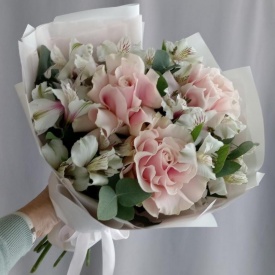 Букет из 3 французских роз и Альстромерии