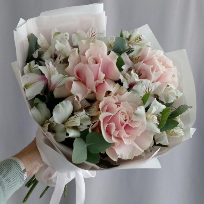 Букет из 3 французских роз и Альстромерии