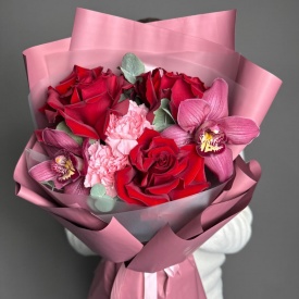 Букет из 3 красных роз, орхидей и диантуса